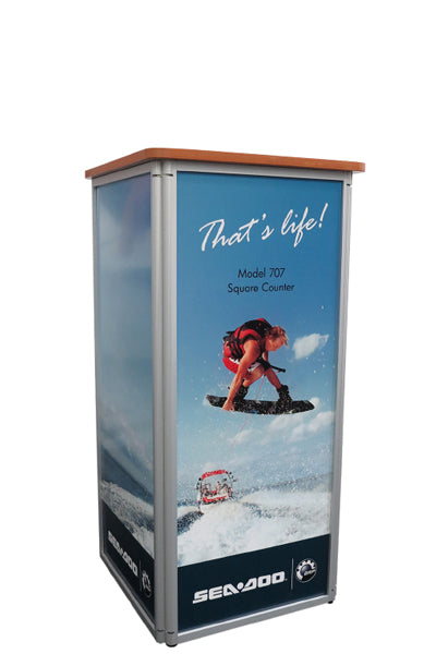 Viereckige Square Counter Messetheke mit Holzplatte in Frontansicht