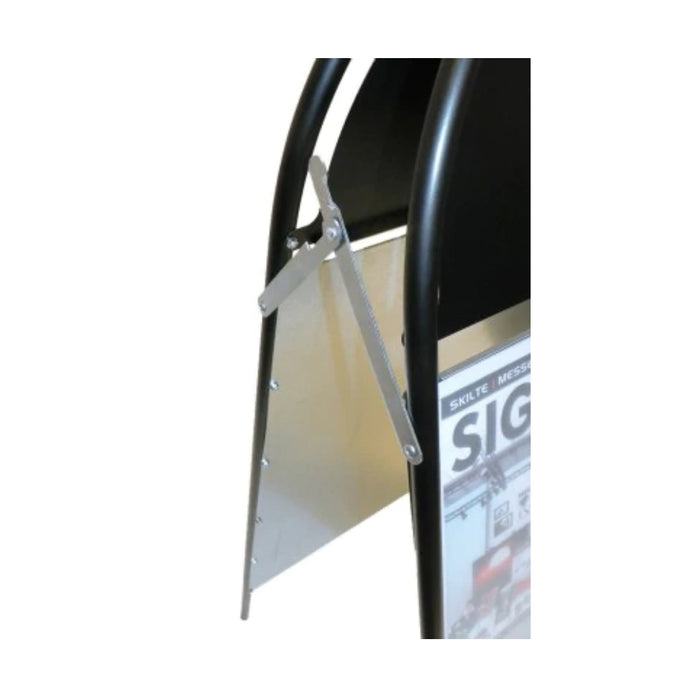 Detail der integrierten Logoplatte am Straßenständer Gotik Budget