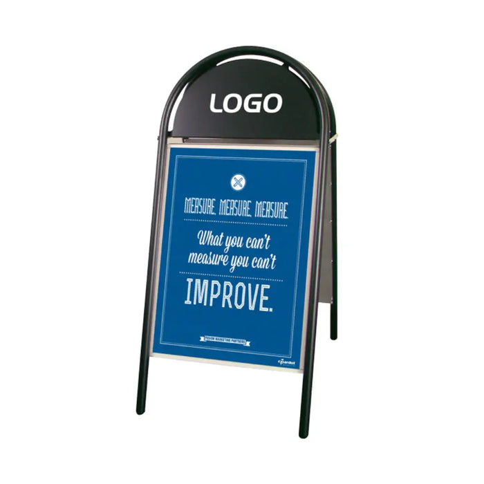 Straßenständer mit Logoplatte in Schwarz für Gastronomie und Handel