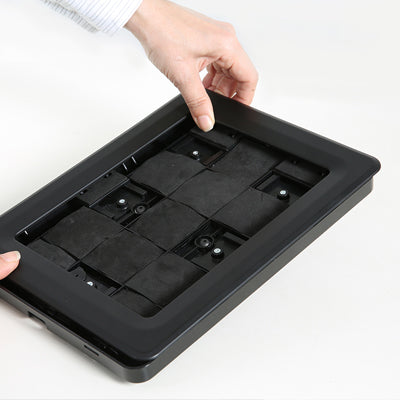 Rueckseite der Tablet-Halterung mit Polstersegmenten zur sicheren Fixierung im Info-Terminal