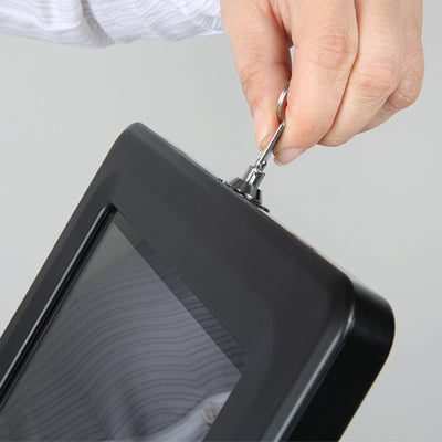 Schliessvorgang am Tablet-Staender – Bedienung des Schlosses zum Schutz vor Entnahme