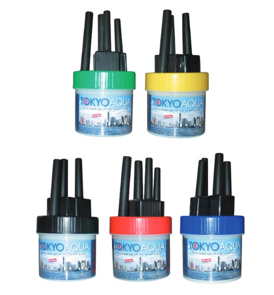 Tokyo Aqua Schreibsets mit Farbbehältern und Deckeln in Grün, Gelb, Schwarz, Rot und Blau