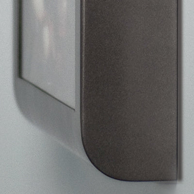 Wetterfester Wandascher mit Acrylscheibe und Schloss in der Detailsansicht von unten