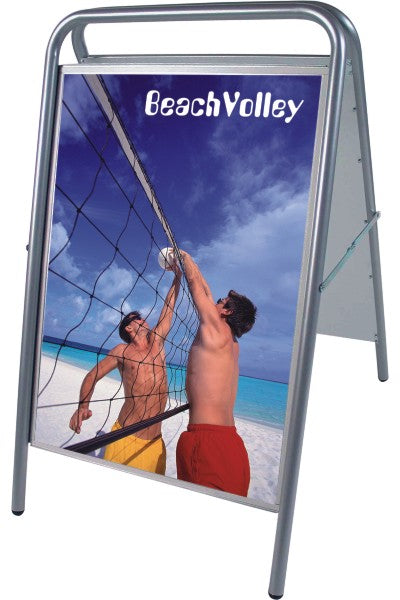 Werbeaufsteller A1 am Ladeneingang mit Aktionsplakat für Laufkundschaft