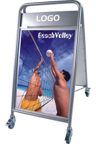 Werbeaufsteller im Eingangsbereich eines Ladens zur Ansprache von Laufkundschaft