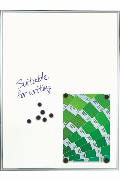 Magnetisches Whiteboard mit befestigten Dokumenten und beschreibbarer Oberfläche