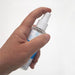 Anwendung des Whiteboard Reinigungssprays 60 ml mit praktischem Sprühkopf