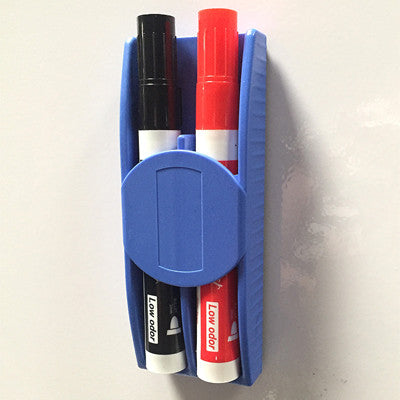 Whiteboard Reiniger mit Platz für zwei Whiteboard Marker direkt am Schwamm