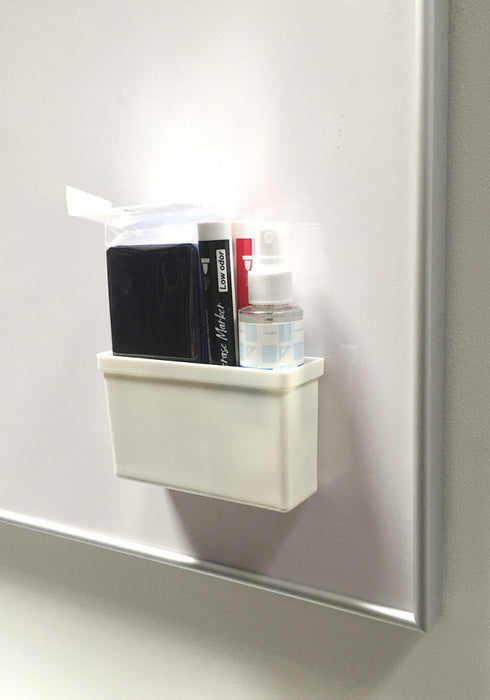 Magnetischer Whiteboard Halter mit Zubehör befestigt an einem Whiteboard