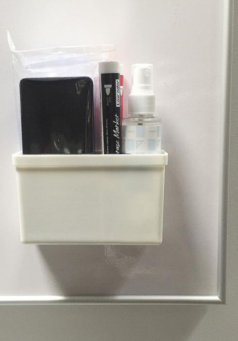 Whiteboard Starter Kit mit Reinigungszubehör und Markern direkt am Whiteboard befestigt