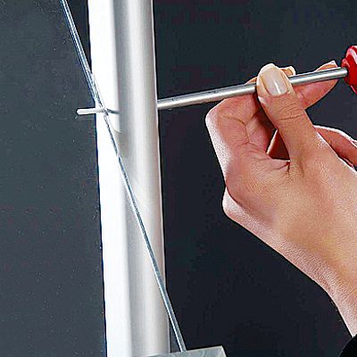 Zig-Zag Broschürenständer – eleganter Prospekthalter für Showrooms & Lobbys.